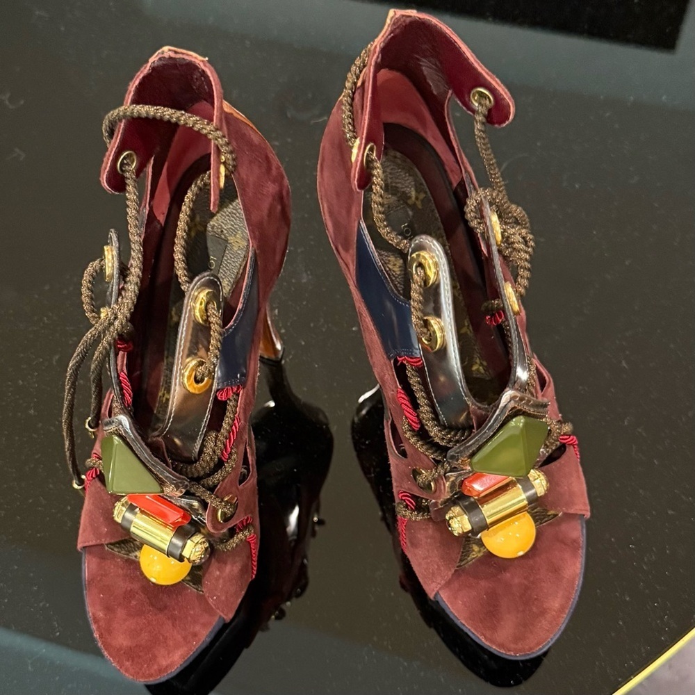 Louis Vuitton Spicy Runway 2009 Burgundy Suede Embellished Platform Heels | Rare - Picture 4 of 17